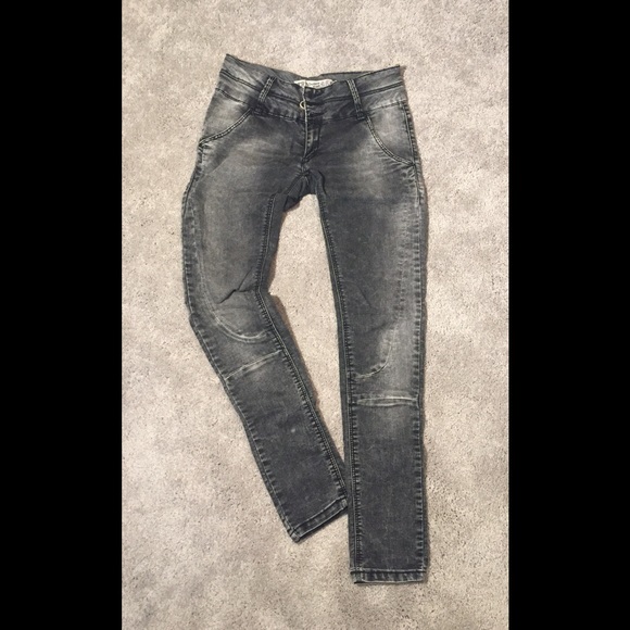 black stonewash jeans